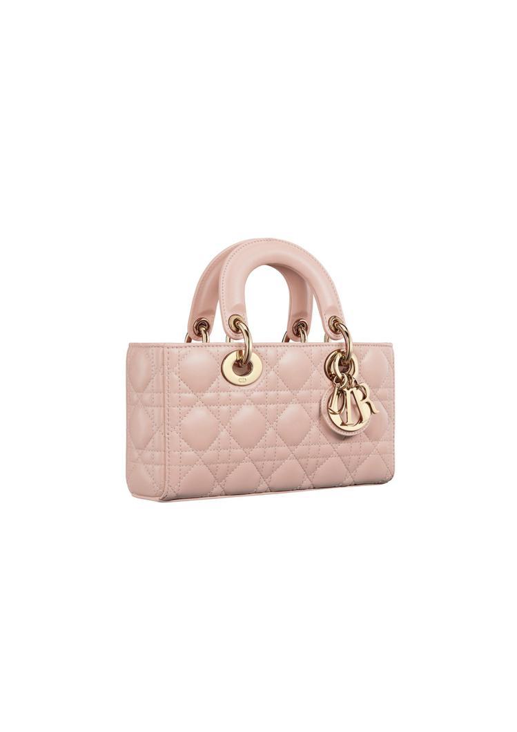 Lady D-Joy粉彩粉色籐格紋小羊皮小型提包，15萬元。圖／DIOR提供