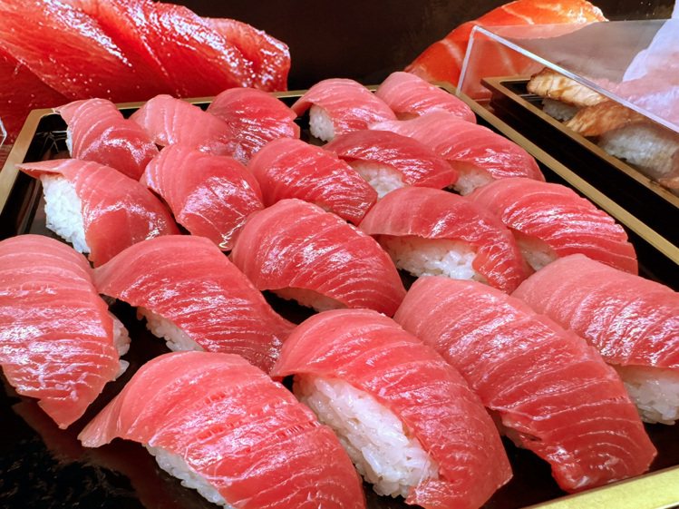 LOPIA提供新鮮多樣壽司自由配。圖／環球購物中心提供