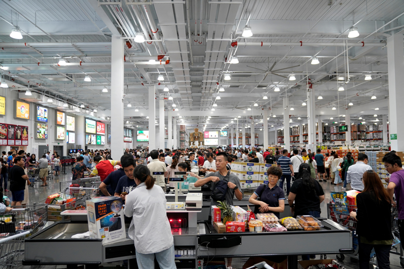 相較於傳統超市，Costco上海的首家門市隨時都擠滿購物人潮。路透