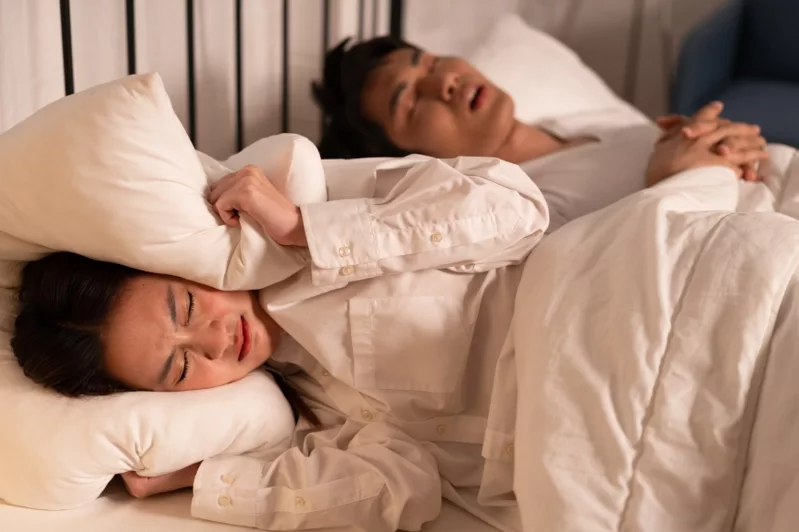 台灣睡眠醫學學會統計，近7成國人有打鼾困擾，另也有6成女性表示另一半睡覺會打呼，...