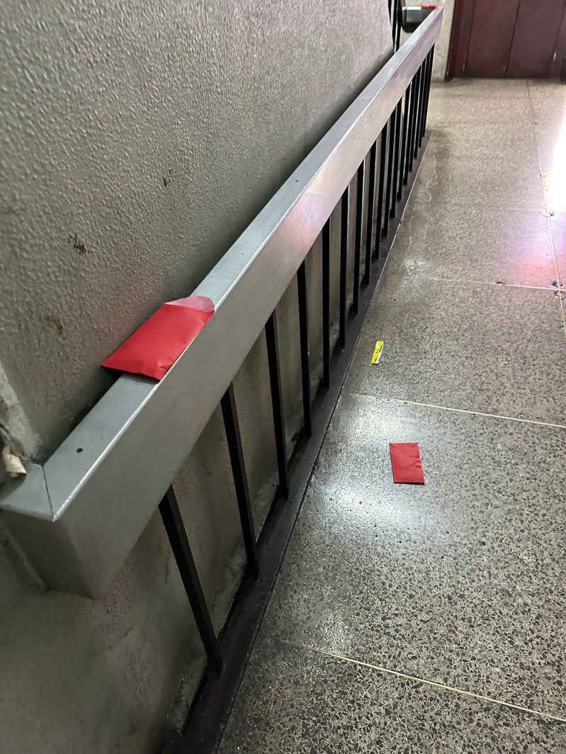 日本網友在池袋車站發現有不明紅包掉落，馬上聯想到這可能是台灣的「冥婚」習俗。圖擷自X