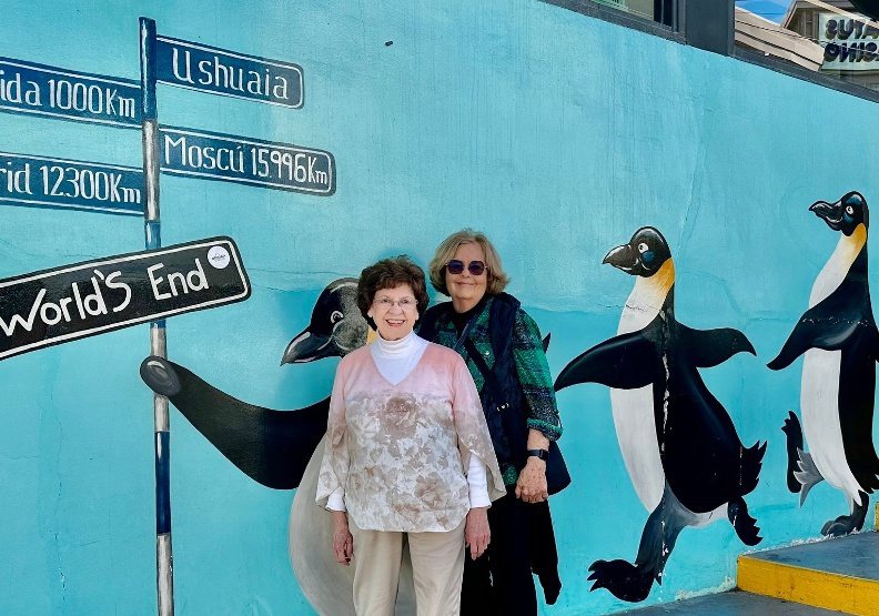 两位年过八旬的老奶奶，在「世界尽头」阿根廷乌斯怀亚，准备前往南极看企鹅。取自脸书＠Around the World at 80