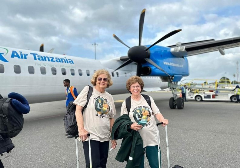为了节省旅费，珊蒂及艾莉选择不搭头等舱、减少随身行李。取自脸书＠Around the World at 80