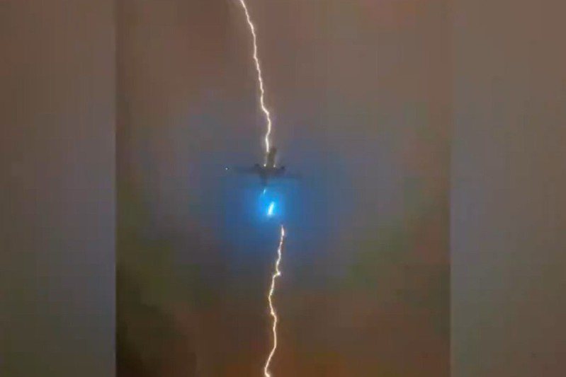 一架飛機周末從溫哥華國際機場起飛後被閃電擊中畫面被民眾拍下。圖／截自@alex_le_bars on X影片