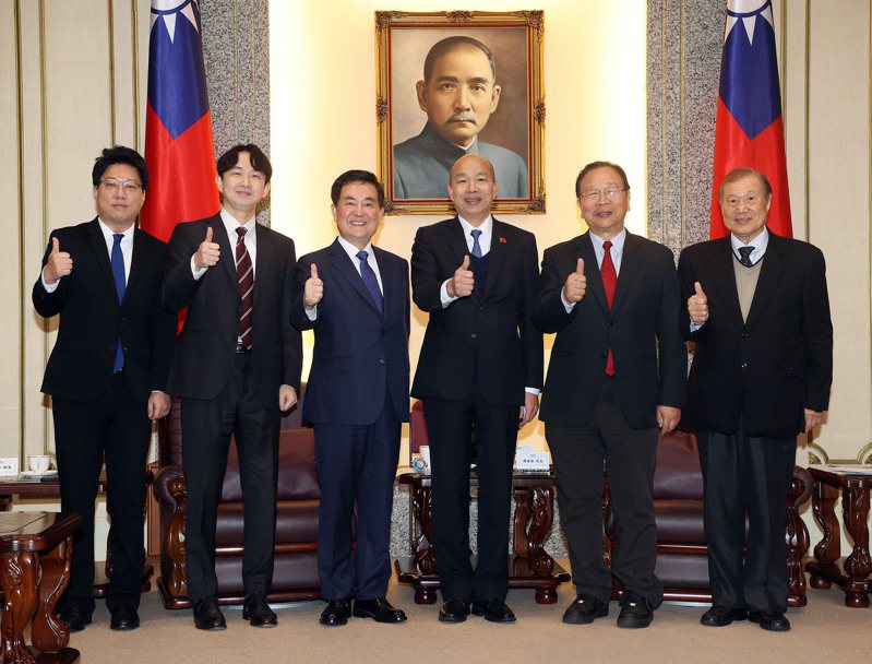 立法院長韓國瑜（右3）6日在立法院接見駐台北韓國代表部代表李殷鎬（左3），國民黨立委林德福（右2）等人陪同出席，比讚合影。圖／中央社