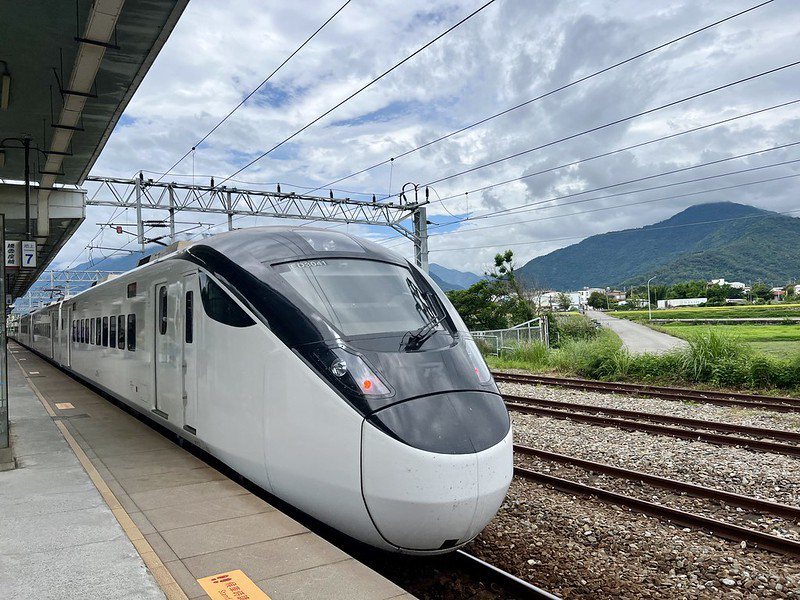 新自強號：台鐵EMU3000型電聯車，是臺灣鐵路公司的城際型電聯車，預定引進50列共600輛，編組上首度採用12輛固定編成，為台鐵繼1998年引進10組30輛DR3100型柴聯車之後，再度引進非傾斜式之城際列車，也是目前台鐵採購數量最多之單一車型電聯車，預定2021年至2024年完成交車。