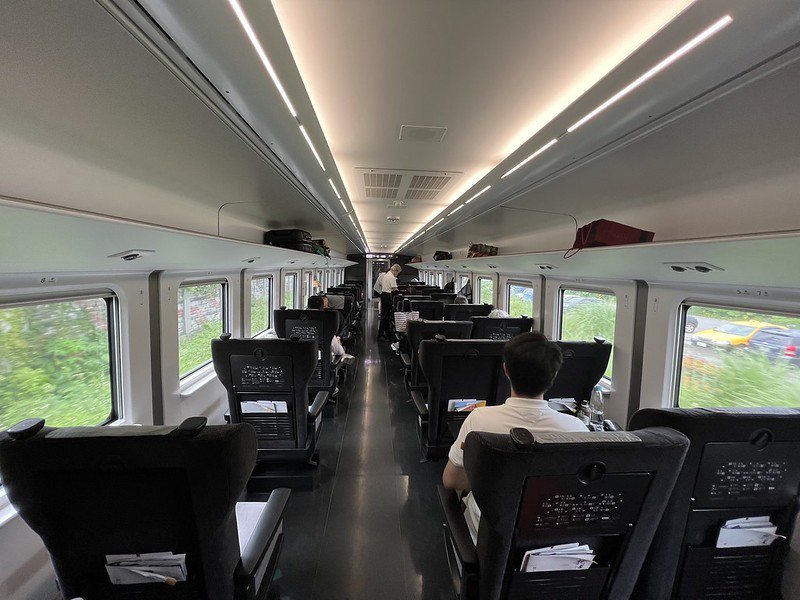 台鐵EMU3000型電聯車，騰雲座艙，寬大舒適。