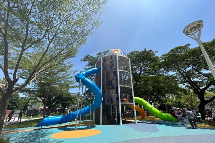 屏東東港最新兒童公園【大鮪魚航海樂園】-東港兒童公園，11公尺超高<u>溜滑梯</u>，戲水區，還有全台首座聲光鞦韆!2000坪航海樂園，這個公園很可以!