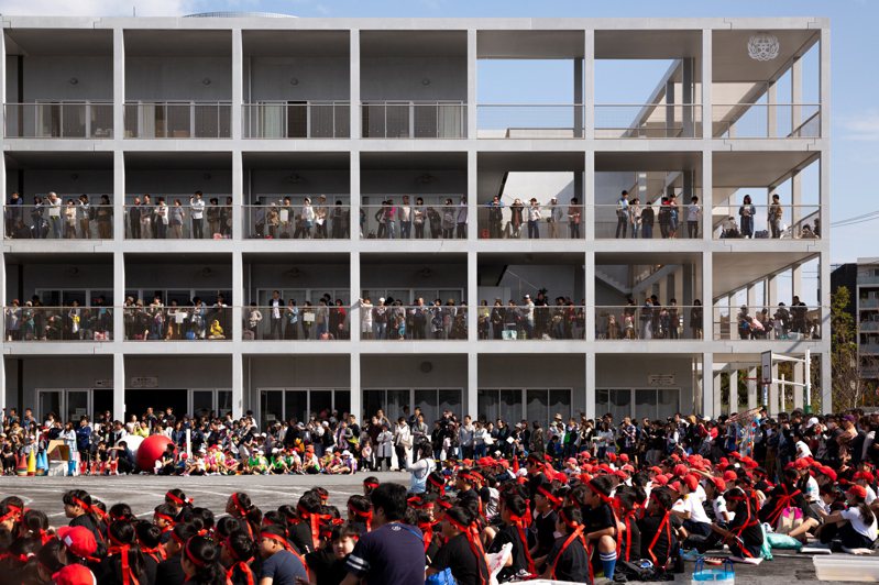 奪得2024普立茲克建築獎的日本建築師山本理顯作品「子安小學」。在這裡，即使是年齡最小的学生們也能形成一个小社會。貫通的寬大陽台連接各個教室，形成的靈活空間使教室内外的視野得以互相延伸，從而促進一千名學生之間的互動交流。圖／山本理顯設計工場提供