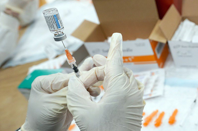 一名62歲德國男子在2年多內偷買並注射高達217次新冠疫苗，經過醫學團隊採檢，過度接種並未對男子身體狀況造成不良影響，而他也沒有感染過新冠病毒，儘管如此，學者仍不建議這樣做。美聯社