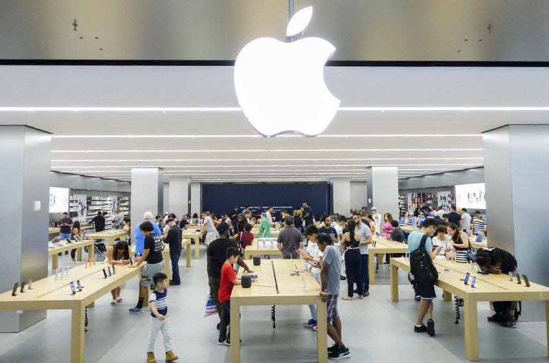 天風國際證券分析師郭明錤6日於社交媒體X上發文預測，蘋果公司2024年的iPhone出貨量衰退約15%。（新華社）