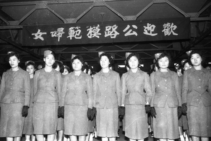 1958年3月7日，台灣省公路界為慶祝婦女節，選拔出模範婦女50人，她們的職務包括站務員、收票員、售票員、會計員、辦事員、廣播員、助理員、服務員、雇員和技工。圖／聯合報系資料照片