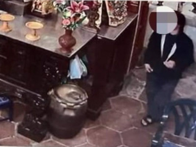 台南市米街广安宫供奉的太子爷的银制乾坤环被偷，庙方贴出嫌犯行窃画面，提醒大家注意。图／广安宫提供