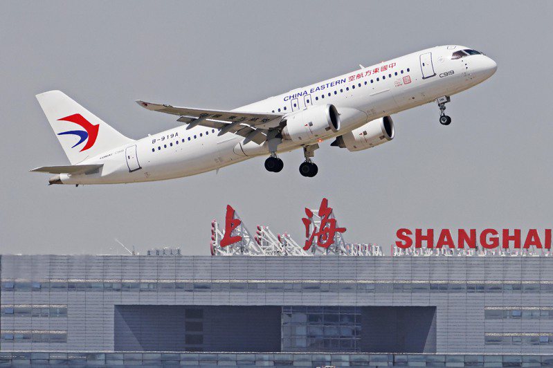 中國東方航空公司C919大型客機，8日起開通上海虹橋—西安咸陽航線的商業航班，每天往返兩班，這也是C919執行的第3條定期商業航線。圖為中國東方航空2023年使用中國商飛全球首架交付的C919大型客機，從上海飛往北京，開啟首次商業載客飛行。 （中新社）