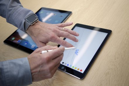 南韓媒體報導，三星顯示器與樂金顯示器（LGD）將為蘋果預定本月稍後上市的新款iPad Pro，供應所有OLED面板。 美聯社