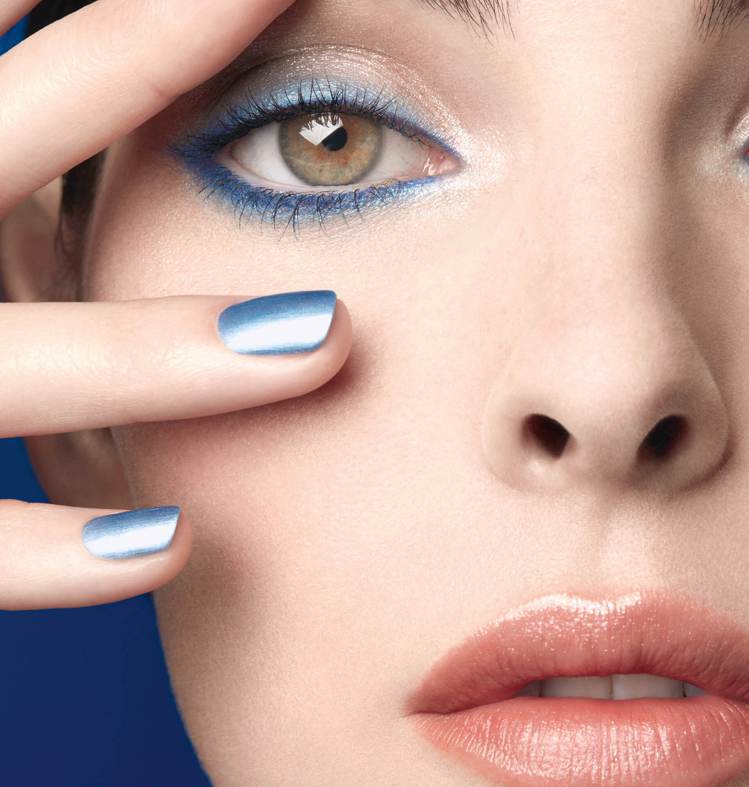 香奈兒2024春季限量彩妝，以藍色為靈感，展現出色彩的豐富變化性。圖／香奈兒提供