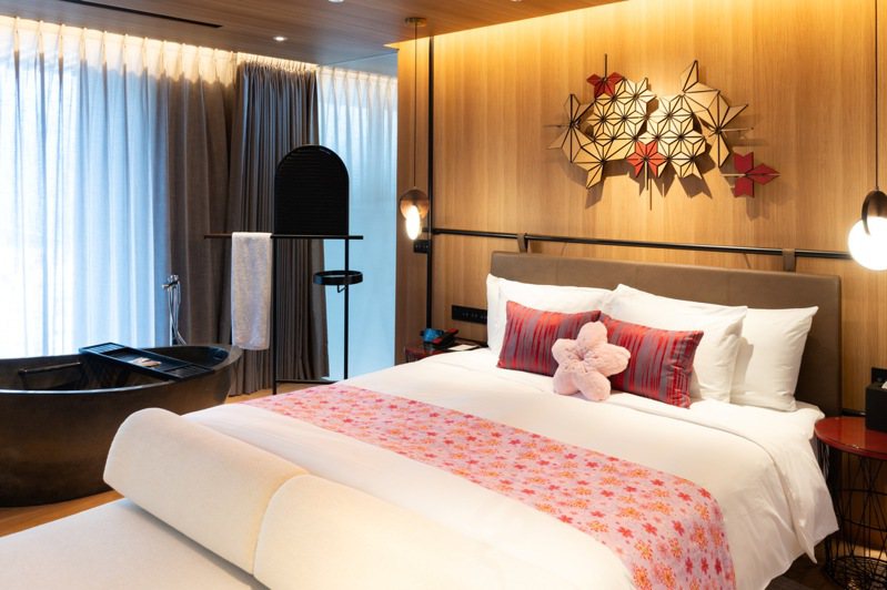 櫻花主題房備有櫻花抱枕及櫻花床尾巾，讓賓客沉浸在滿滿櫻花氛圍中。阿里山英迪格酒店提供
