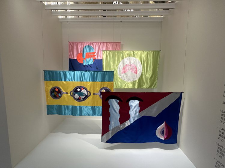GUCCI精選四位藝術家作品，形式多元，圖中則為Noura Tafeche與多位素人共同創作的彩色藝術旗幟。記者釋俊哲／攝影