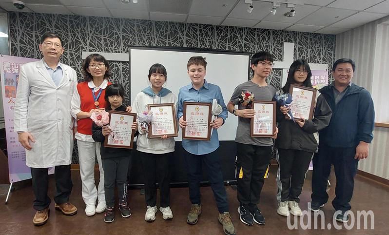 林子阳（左五）和4名伙伴参加内政部移民署第十届筑梦计划，日前获奖。记者陈敬丰／摄影