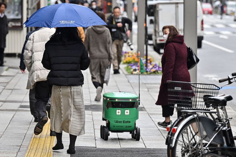 日本Uber Eats於6日正式在東京都中央區推出機器人送餐服務。法新社