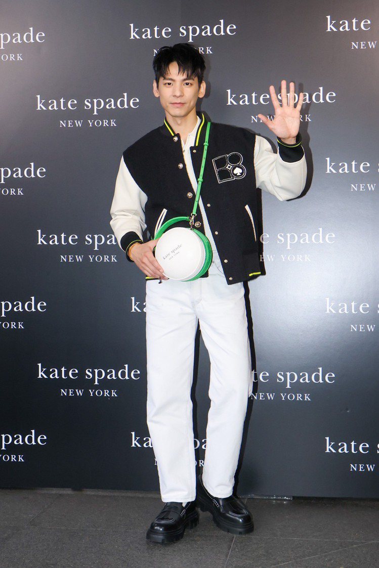 林柏宏身穿kate spade Noel印花棒球外套，搭配造型獨特的Tee Time 3D高爾夫球型斜背包現身記者會。記者沈昱嘉／攝影