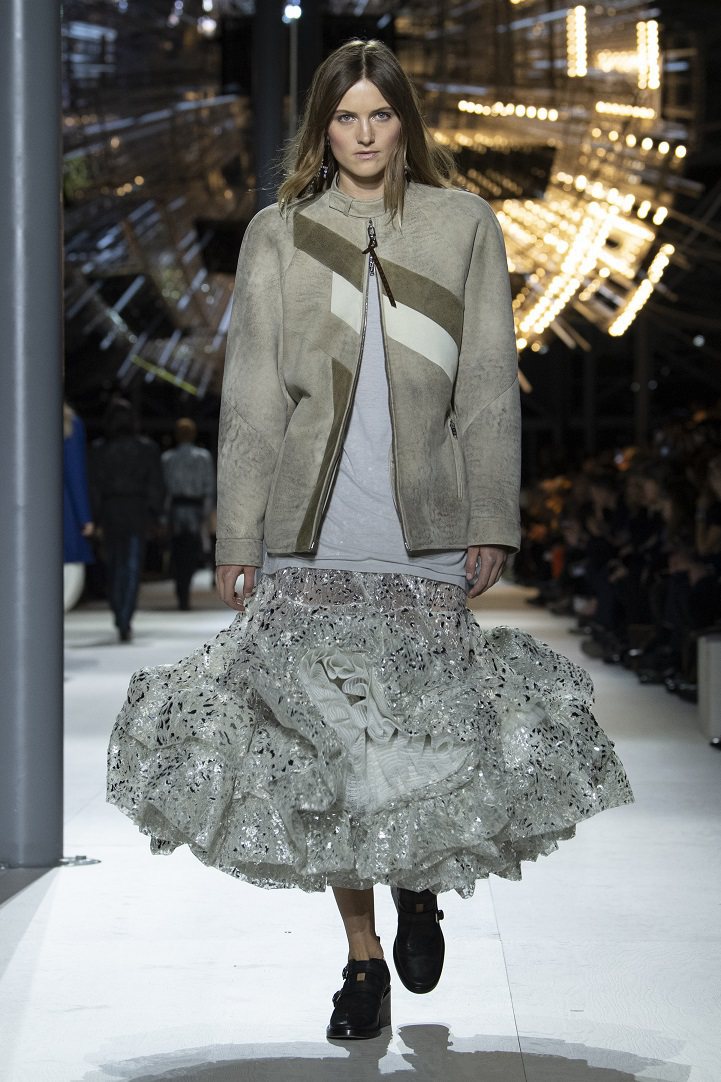 立体的金属光泽裙摆搭配运动风皮外套。图／路易威登提供