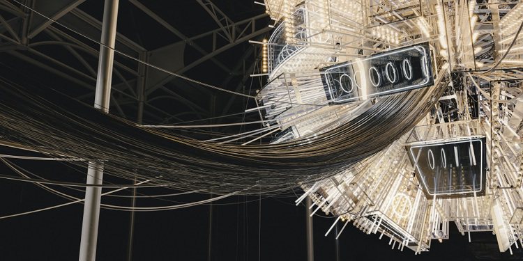 路易威登秀場電纜連接的帶電網絡溫室和13個大型模組化吊燈則讓人聯想到數據和電氣系統力量。圖／路易威登提供