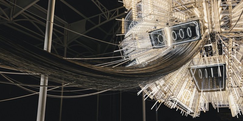 路易威登秀场电缆连接的带电网络温室和13个大型模组化吊灯则让人联想到数据和电气系统力量。图／路易威登提供