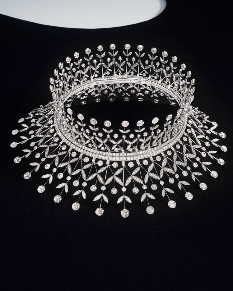 The Power of Couture高級珠寶系列Col（衣領）項鍊，可當成短項鍊或冠冕配戴。圖／Boucheron提供