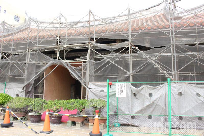 2022年鹿港龍山寺彩繪修護工程引發爭議，進度落後，目前鷹架仍在現場。記者林敬家／攝影