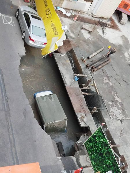 台南市中西区五妃街、西门路口工地旁五妃街路面塌陷，1辆小货车掉入坑洞。图／撷取台南式 Tainan Style社群面
