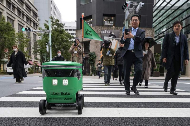 日本Uber Eats於6日正式在東京日本橋區域推出機器人送餐服務。 法新社