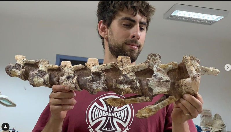 現年25歲的法國男子達米安·博斯凱托因為在遛狗途中發現距今已7000萬年的恐龍化石，讓他決定捨棄能源部門的工作，轉而鑽研古生物的碩士學位。 擷自達米安·博斯凱托IG