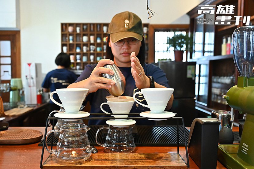 來自桃源復興部落青年黃槿文和謝瑜璇帶來了自創品牌漓咖啡Li Coffee。 圖／...