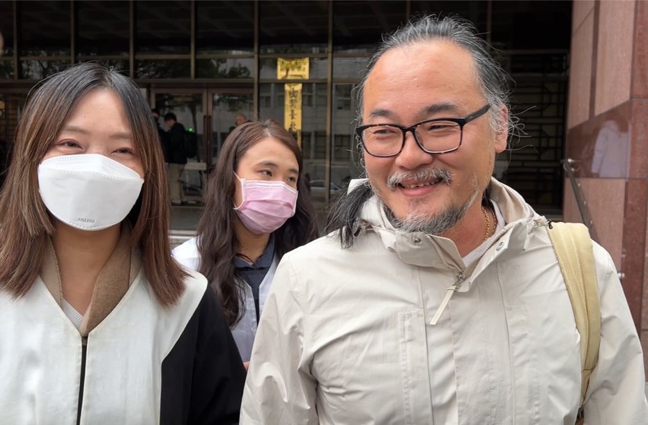 鍾成虎(右)離開台北地檢署。記者林士傑／攝影