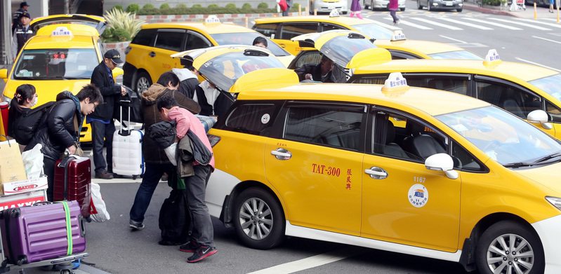 台北市交通局今天宣布，年度計程車駕駛人免費健康檢查報名啟動，今年項目包含肝、腎及心血管功能等24項，共提供1523個名額，額滿即停止受理報名。圖／資料照