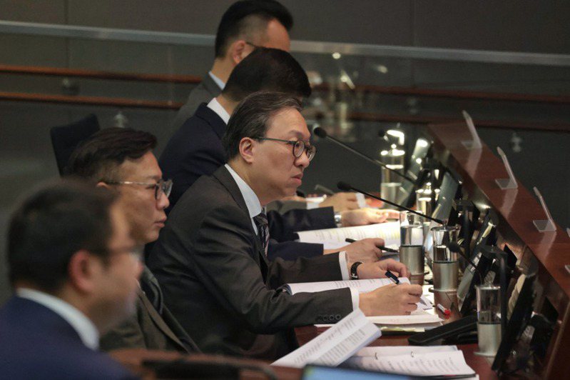 香港律政司司長林定國今天說，在基本法23條立法中，當局考慮在涉及「國家秘密」罪行中加入「公眾利益」的免責辯護；他說，類似免責辯護是為了釋除社會擔心，但門檻很高。中通社