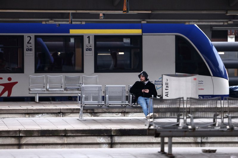 德國鐵路和機場人員今天舉行新一輪罷工，以展現調薪訴求，影響範圍涵蓋數以十萬計的旅客。圖／歐新社