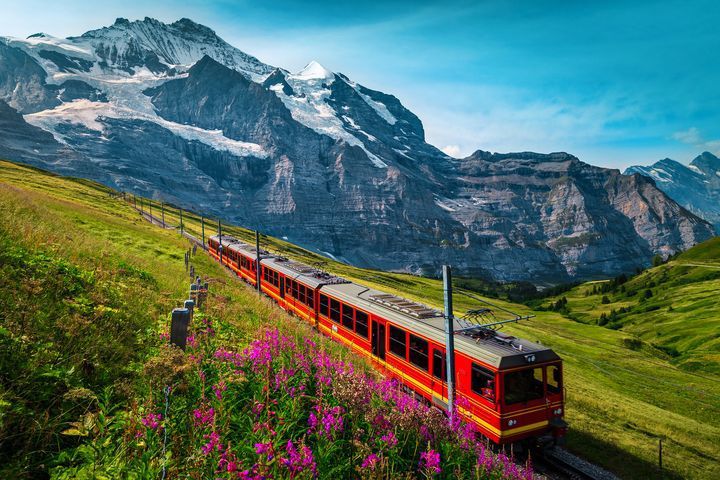 ▲少女峰為瑞士知名山峰，有歐洲屋脊、歐洲之巔美稱。　圖：喜鴻假期／提供