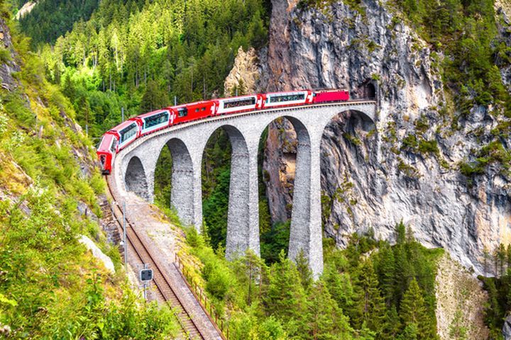 ▲伯尼納景觀列車 Bernina Express Rhaetian 鐵路在2008年入選世界遺產。　圖：喜鴻假期／提供