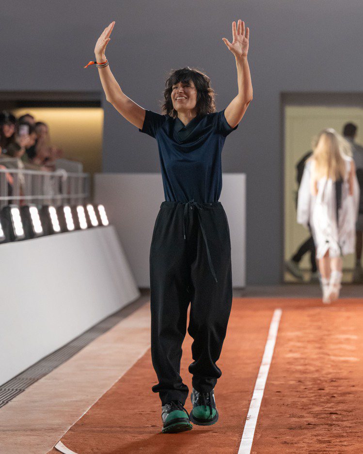 法國時尚品牌LACOSTE在新任創意總監Pelagia Kolotouros的規劃下，重返巴黎時裝周行程，而這也是她上任後首季作品。圖／LACOSTE提供