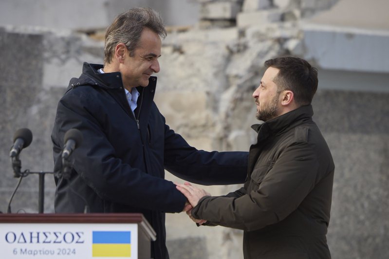 烏克蘭總統澤倫斯基（圖右）與到訪的希臘總理米佐塔基斯（圖左）6日在敖德薩會晤。美聯社
