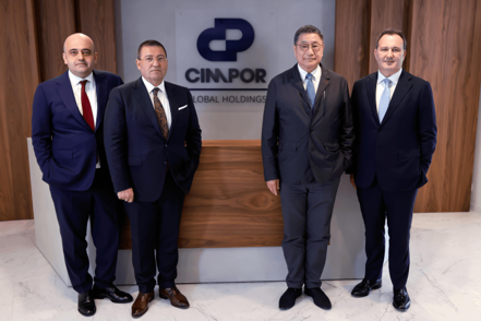 台泥董事長張安平（左三）與葡萄牙Cimpor CEO Suat Calbiyik 、OYAK集團CFO Baren Celik，3月6日於荷蘭完成擴大投資土葡交割及股權移轉。 台泥／提供