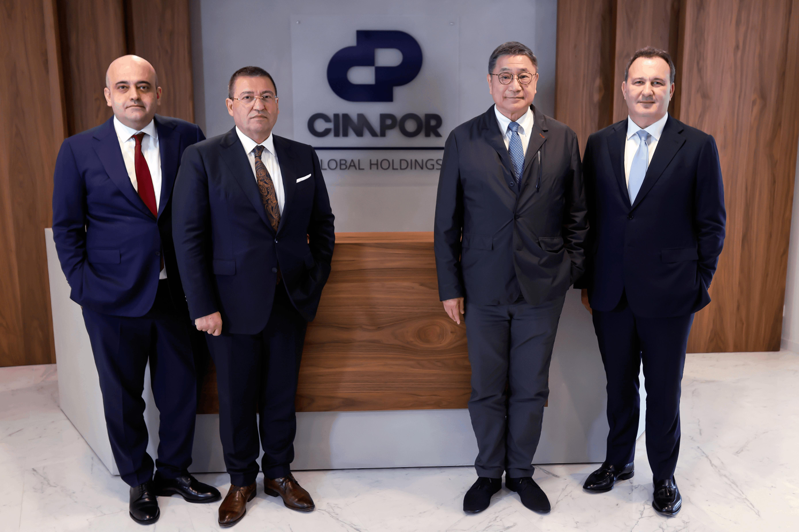 台泥董事長張安平（左三）與葡萄牙Cimpor CEO Suat Calbiyik 、OYAK集團CFO Baren Celik，3月6日於荷蘭完成擴大投資土葡交割及股權移轉。台泥／提供