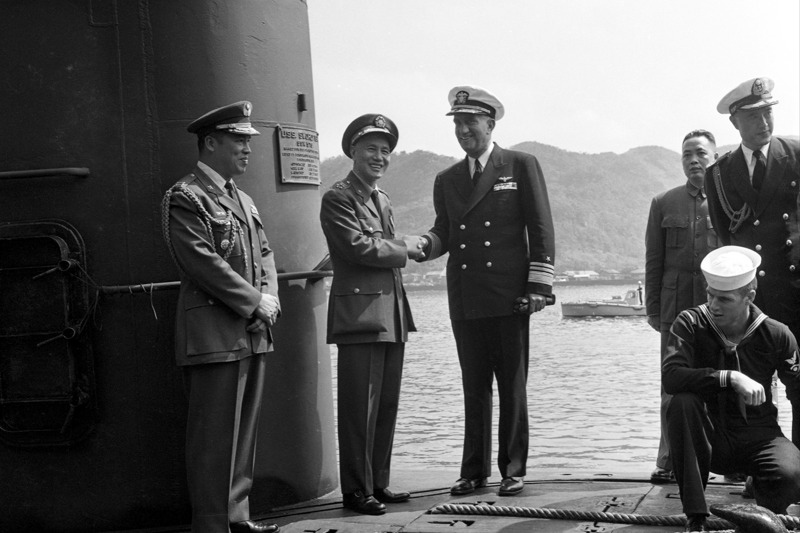 1960年3月8日，美國海軍核子潛艇「劍魚」號抵達台北基隆港第18號碼頭，圖為時任總統蔣中正（左二）與艦長賴狄克（左三）握手致意。圖／聯合報系資料照片