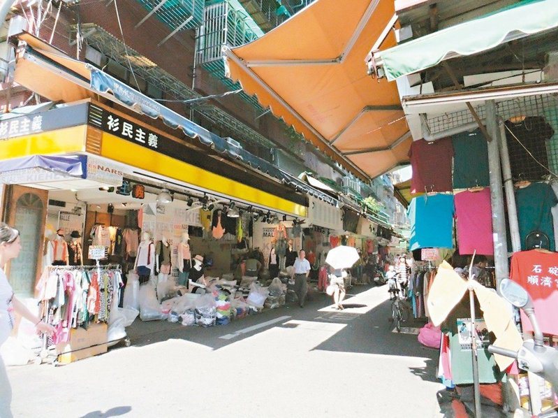 台北市五分埔商圈，曾是年輕人追逐潮流服飾的聖地。本報資料照片