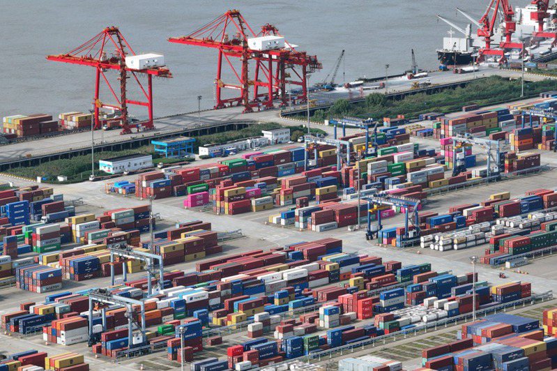 大陸1-2月進出口均成長、貿易順差擴大兩成。圖為江蘇南京龍潭港。（中新社）