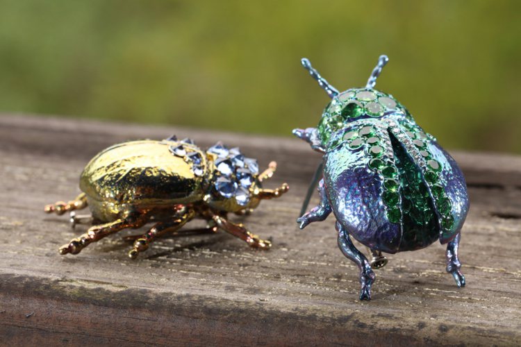 AKACHEN年度新作，利用黃寶石和藍寶石結合鈦金，創作出「甲蟲」擺件。圖／AKACHEN提供