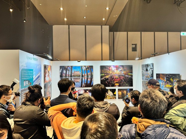 新光三越2024 SKM PHOTO攝影藝術博覽會開展首日。圖／新光三越提供