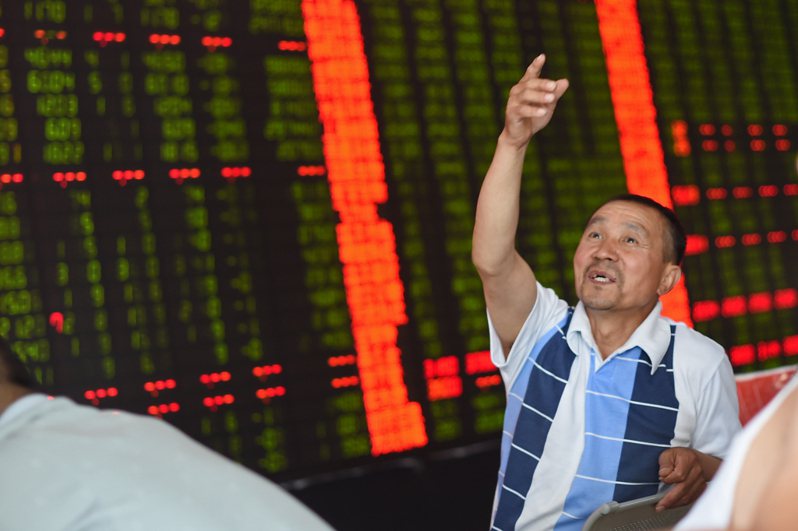 投行摩根史丹利最新報告中稱，全球資金正在重返中國股市。圖為山西太原一證券營業廳裡的股民。（中新社資料照）